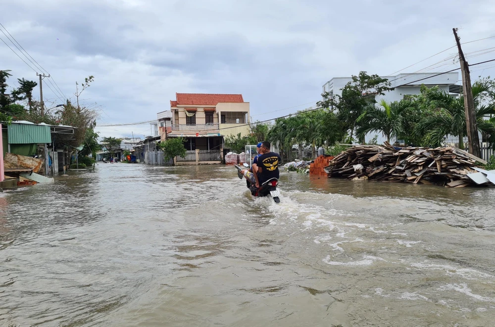 Đến trưa 28-9, đoạn ngập trước trường THCS Trần Phú xe cộ đã qua lại được. Ảnh: THANH NHẬT