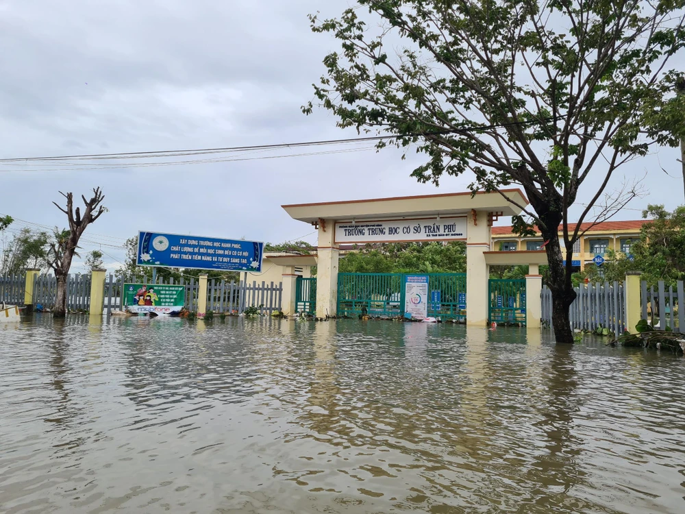 Nước ngập Trường THCS Trần Phú. Ảnh: THANH NHẬT