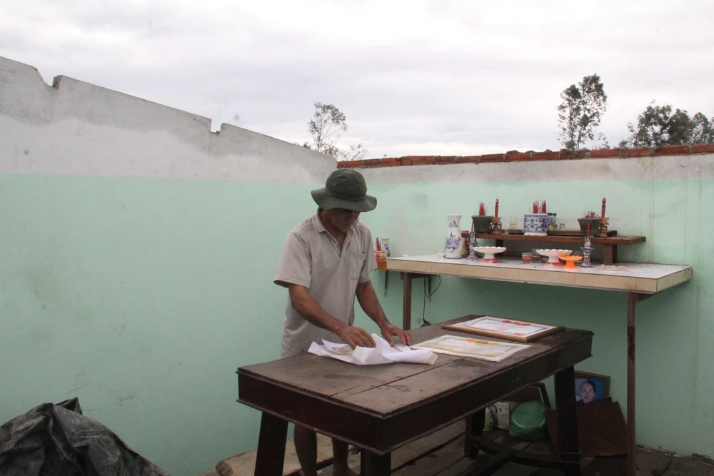 Bão số 4 làm gần 2.400 căn nhà ở Quảng Nam, Quảng Ngãi hư hỏng, tốc mái. Ảnh: TN