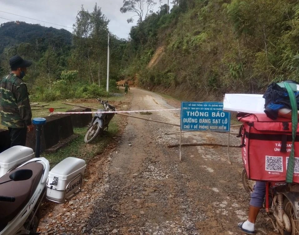 Lực lượng chức năng để biển báo cấm người dân qua lại khu vực sạt lở.