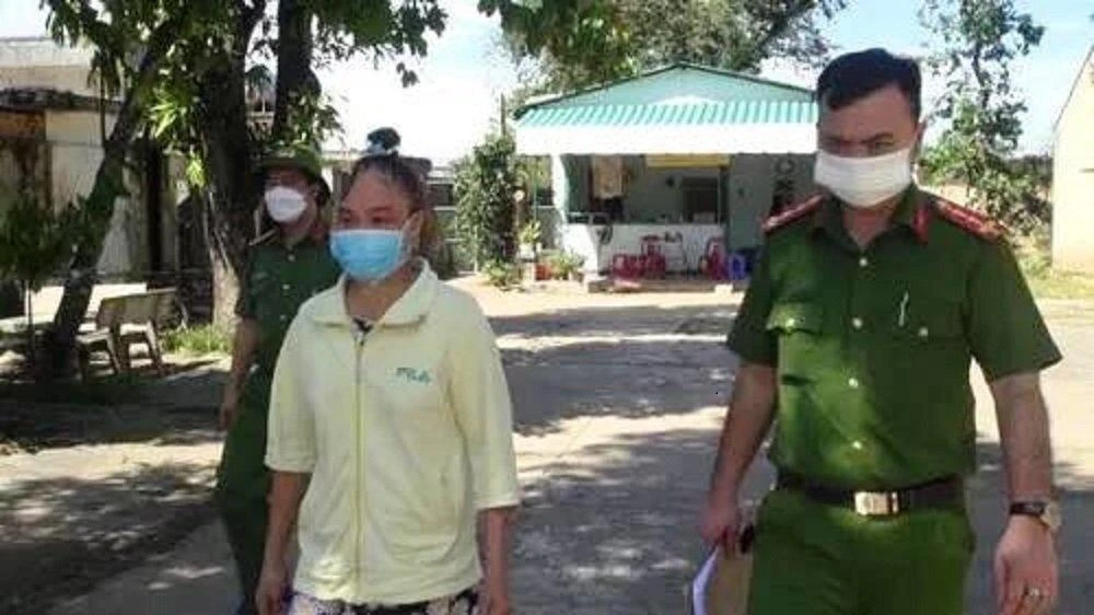 Sau khi giết chồng, bị can H dựng hiện trường giả, báo tin chồng bị giang hồ đòi nợ, sát hại. Ảnh: CA