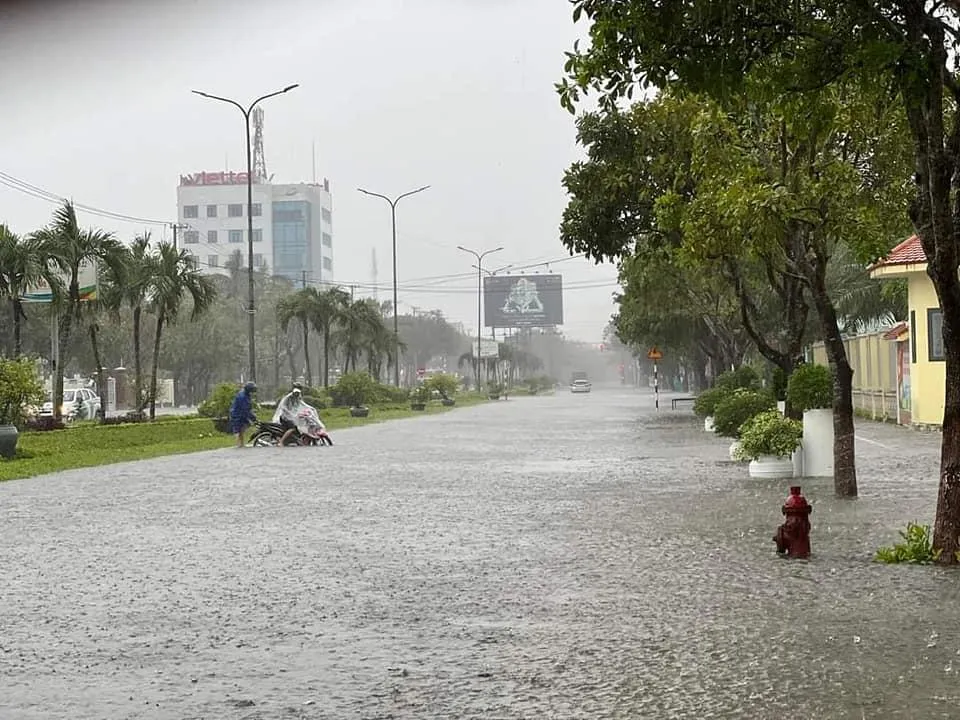 Nhiều đoạn trên đường Hùng Vương ngập sâu, xe cộ qua lại chết máy. Ảnh: FB