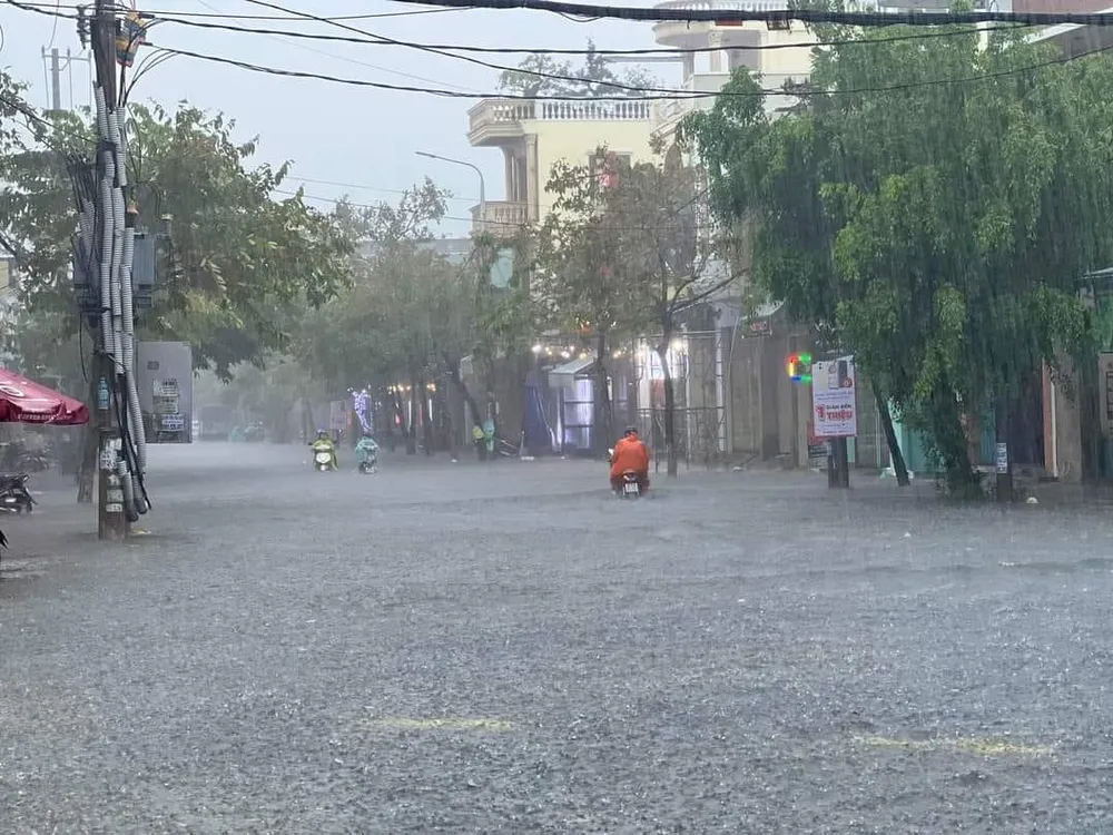 Người dân dắt xe máy trong biển nước . Ảnh: FB Nhiều đoạn trên đường Hùng Vương ngập sâu, xe cộ qua lại chết máy. Ảnh: FB