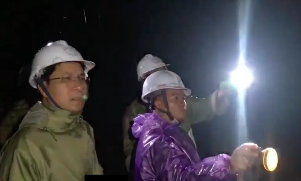 Đoàn công tác của tỉnh Quảng Ngãi và huyện Trà Bồng xác minh hiện trường vụ sạt lở. Đoàn công tác của tỉnh Quảng Ngãi và huyện Trà Bồng xác minh hiện trường vụ sạt lở.