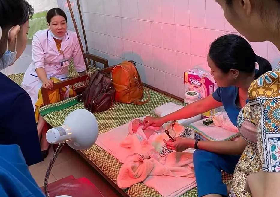 Bé gái đang được các y, bác sĩ chăm sóc.