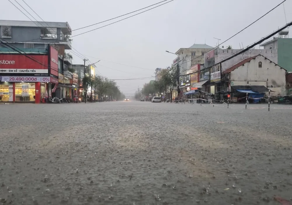 Mưa như trút, đường Phan Châu Trinh ngập sâu. Ảnh: TN