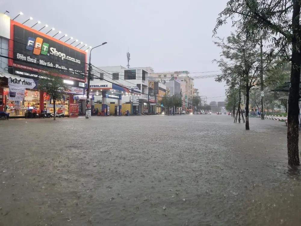 Tuyến Phan Châu Trinh (đoạn gần siêu thị Co.opMart), giao thông gần như tê liệt. Ảnh: TN
