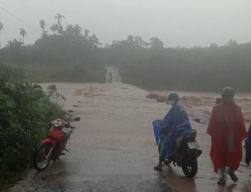 Một số vị trí ngầm, tràn giao thông trên địa bàn huyện Sơn Tịnh, Tư Nghĩa, Sơn Hà bị lũ chia cắt. Một số vị trí ngầm, tràn giao thông trên địa bàn huyện Sơn Tịnh, Tư Nghĩa, Sơn Hà bị lũ chia cắt.