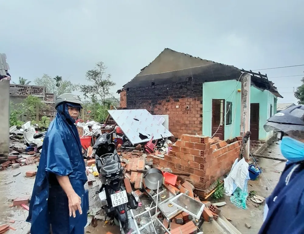 Lốc xoáy làm 21 ngôi nhà của người dân tốc mái, hư hỏng. Lốc xoáy làm 21 ngôi nhà của người dân tốc mái, hư hỏng.