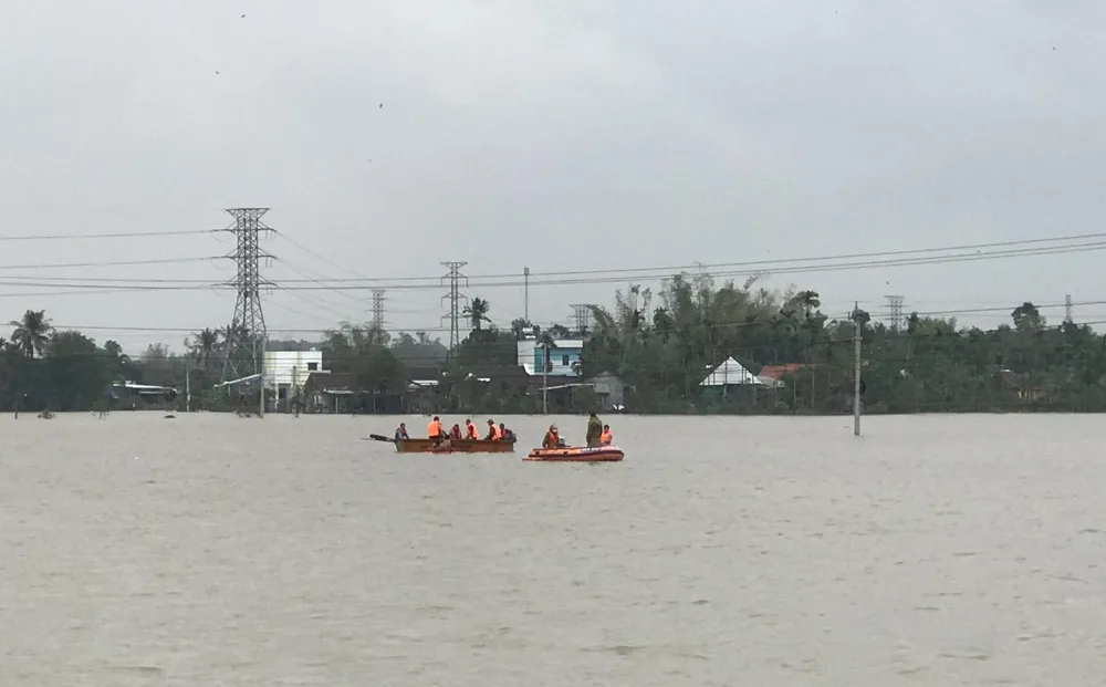Lực lượng chức năng tìm kiếm một nạn nhân mất tích.