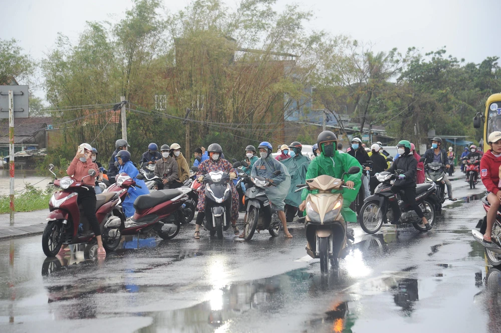 Hàng trăm công nhân KCN Tam Thăng không thể đến công ty làm việc đúng giờ.