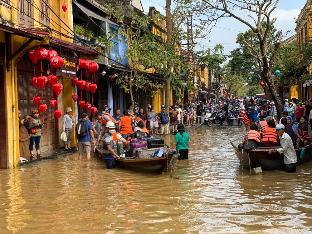 Ghe chở du khách từ khu An Hội cập bờ.