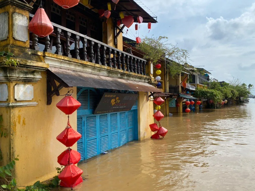 Dãy nhà cổ trên đường Bạch Đằng ngập sâu từ 2-3 m.