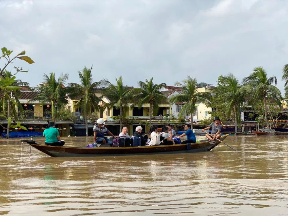 Một nhóm khác cũng đang hối hả rời khu An Hội.