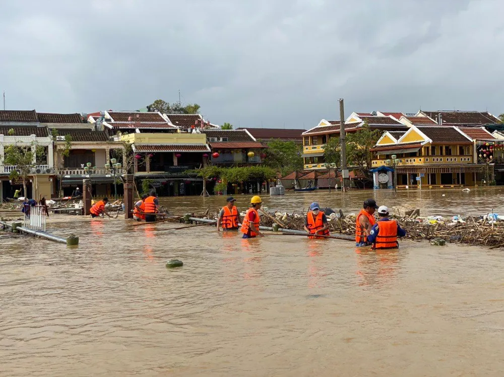 Công nhân đang tích cực dọn rác, khơi thông dòng chảy trên cầu An Hội.