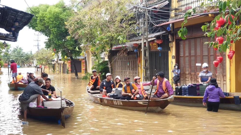 Các nhóm du khách vừa khăn gói rời khu ngập lụt, vừa ghi lại khoảnh khắc đáng nhớ khi du lịch Hội An.