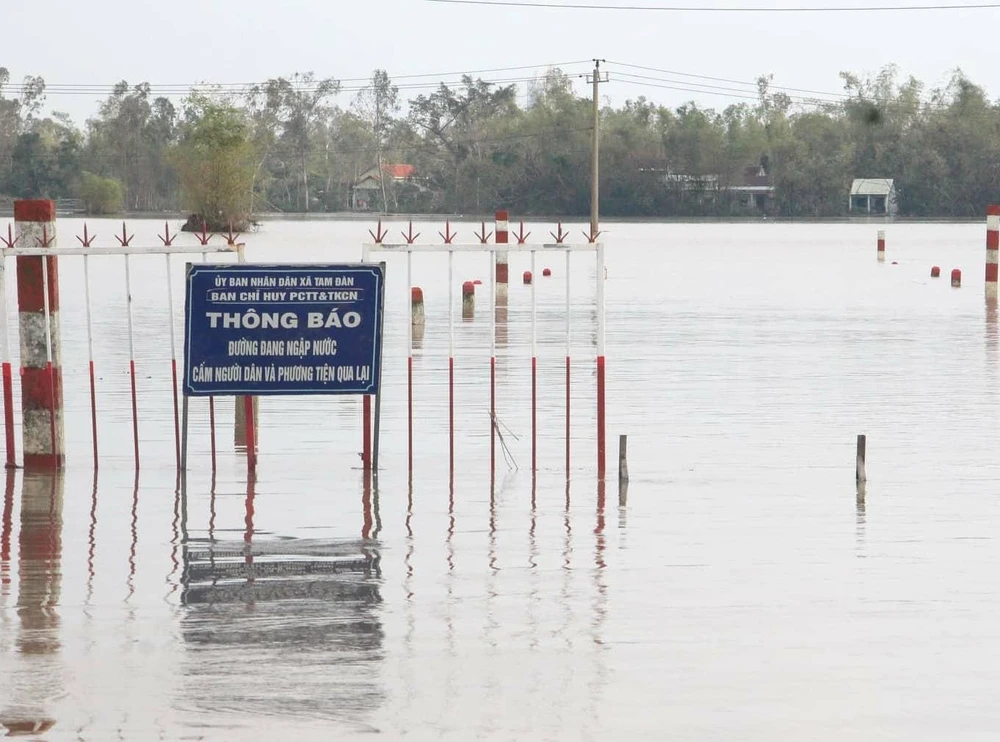 Nhiều tuyến đường ở Quảng Nam vẫn còn ngập, sạt lở gây chia cắt ảnh 10