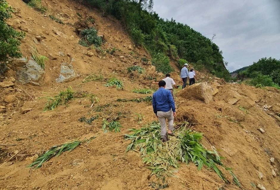 Lực lượng chức năng kiểm tra điểm sạt lở.