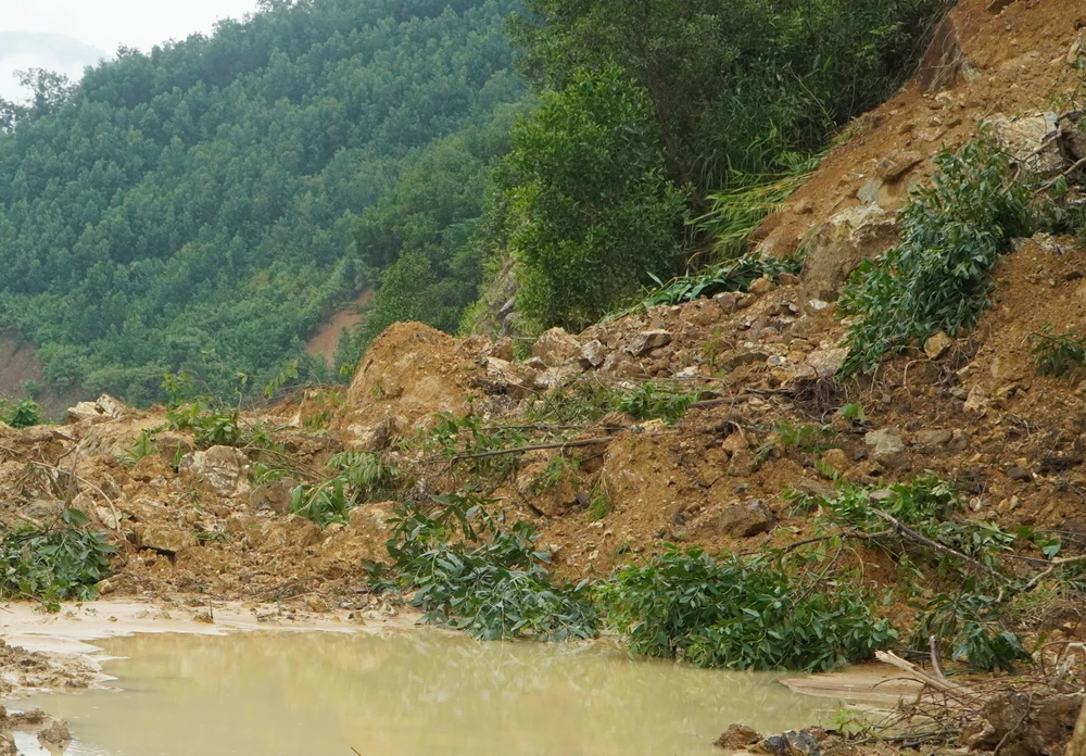 Chính quyền huyện Nông Sơn cho biết, thời tiết thuận lợi sẽ đưa phương tiện vào dọn dẹp. Ảnh: TN