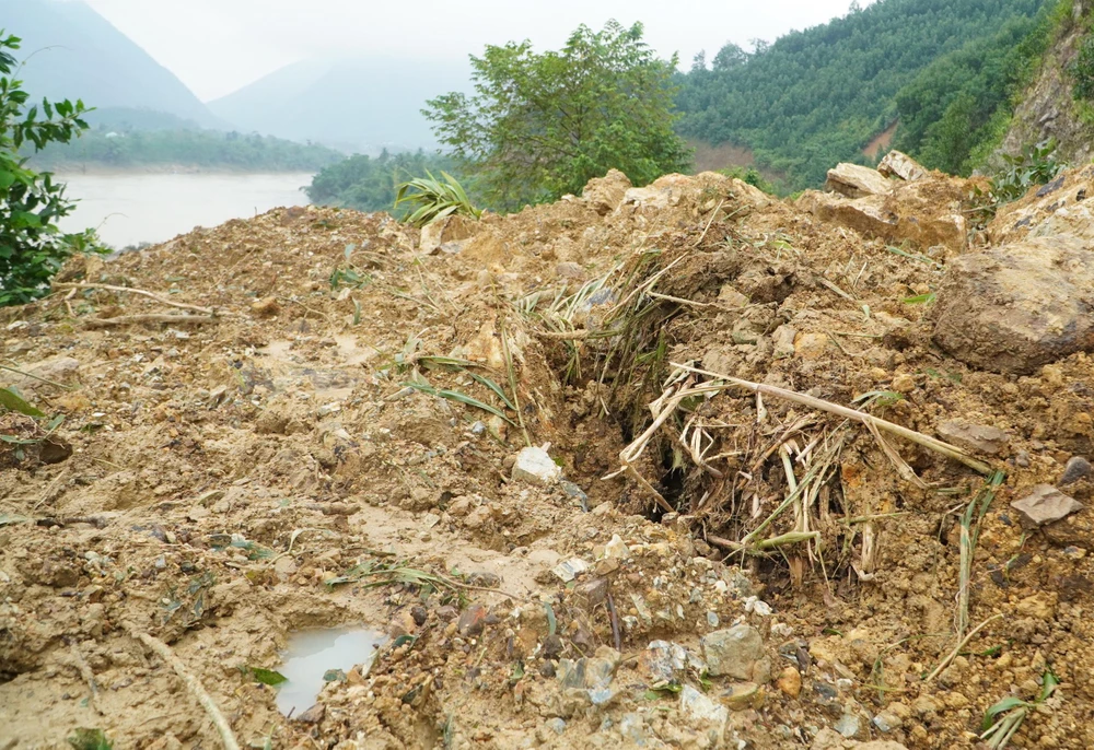 Đất đá đổ xuống chắn ngang đường ĐH5. Ảnh: TN