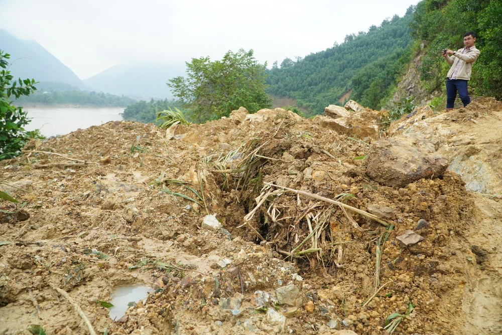 Hàng ngàn m3 đất đá đổ xuống đường ĐH5. Ảnh: TN