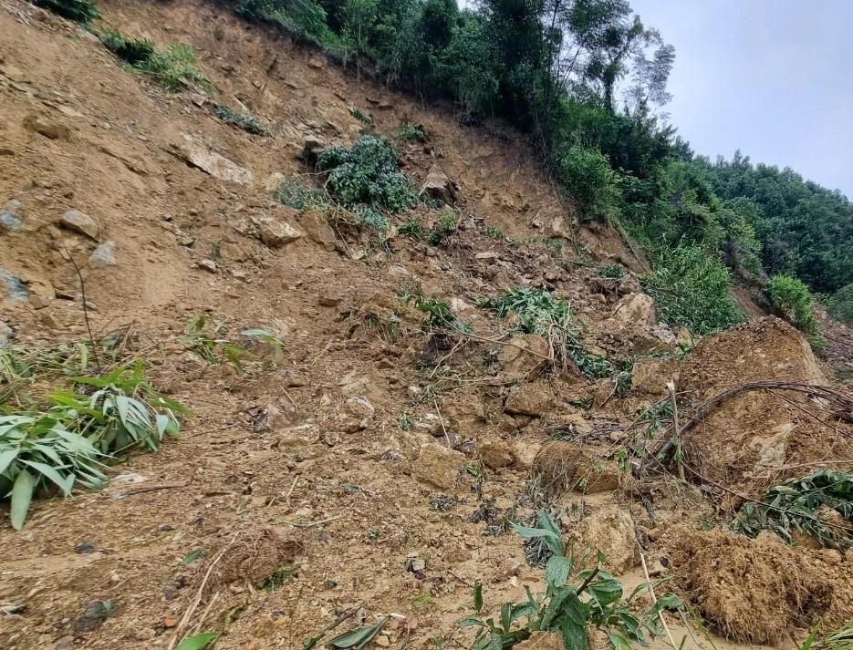 Do sạt lở, khoảng 170 hộ dân thôn Tứ Nhũ phải đi vòng đường khác. Ảnh: TN