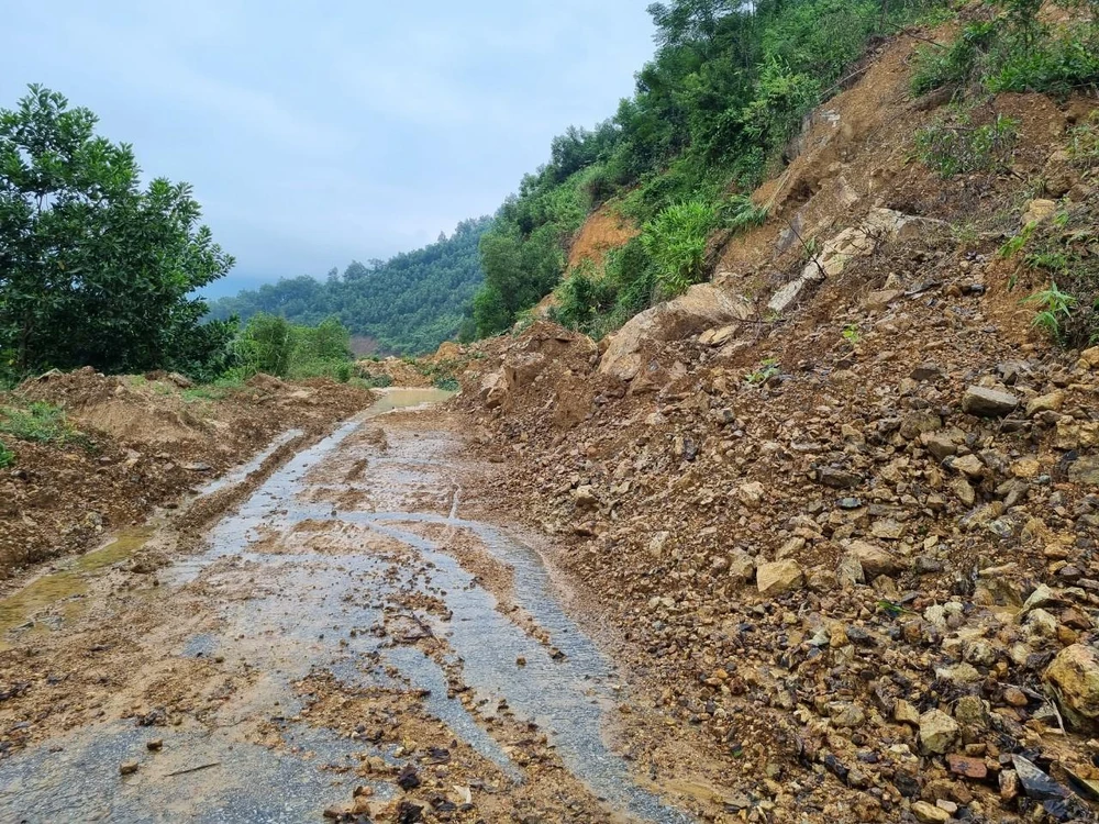 Chính quyền huyện Nông Sơn đưa phương tiện vào khắc phục nhưng do thời tiết không thuận lợi nên phải tạm dừng. Ảnh: TN