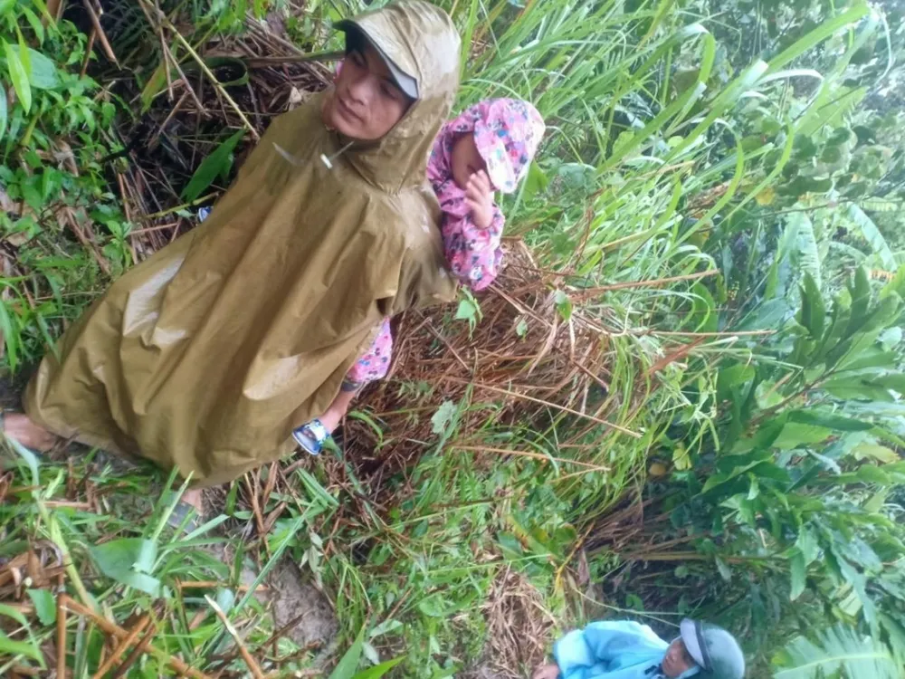 Người dân đi vòng qua đường tạm.