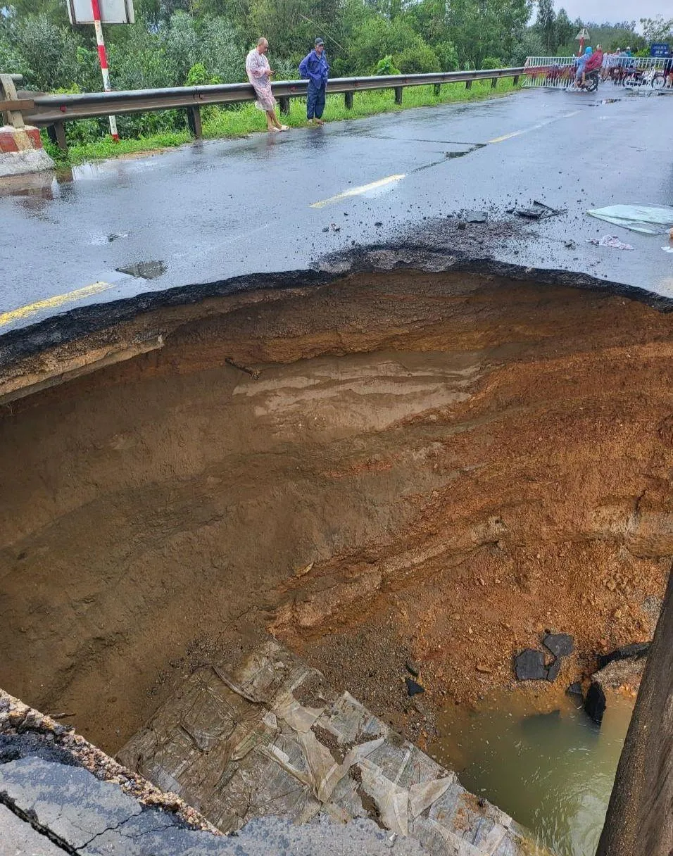 Hố tử thần tại mố cầu Suối Mơ.