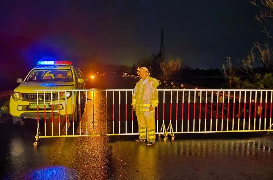 Sạt lở nhiều điểm gây chia cắt, CSGT túc trực xuyên đêm hướng dẫn phương tiện lưu thông trên quốc lộ 14B.