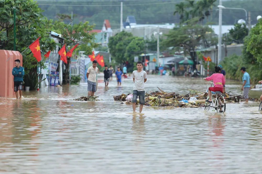 Rác trôi ra đường. Ảnh: TN