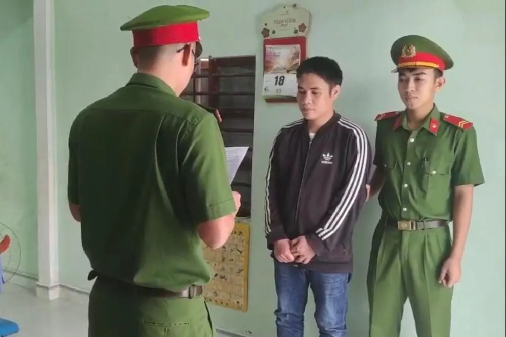 Công an huyện Thăng Bình thực hiện lệnh bắt tạm giam đối với Ngô Quốc Việt. Ảnh: TN Công an huyện Thăng Bình thực hiện lệnh bắt tạm giam đối với Ngô Quốc Việt. Ảnh: TN