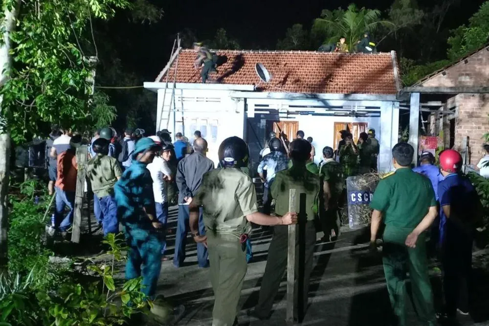 Sau khi gây án, nghi phạm vào trong nhà cố thủ.