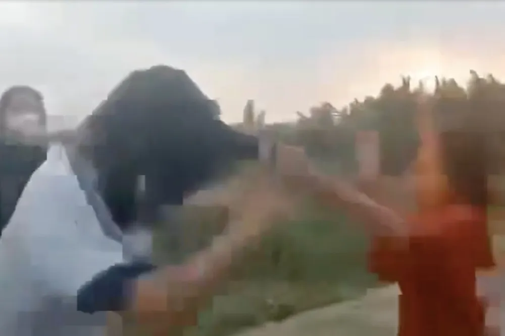 Nữ sinh áo trắng bị bạn nắm tóc, đánh liên tục vào đầu. Ảnh cắt từ clip Nữ sinh áo trắng bị bạn nắm tóc, đánh liên tục vào đầu. Ảnh cắt từ clip