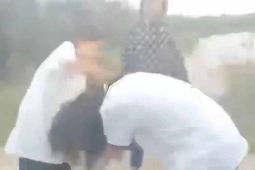 Nữ sinh áo trắng (cúi người) bị nhóm bạn cùng trường đánh đập dã man. Nữ sinh áo trắng (cúi người) bị nhóm bạn cùng trường đánh đập dã man.