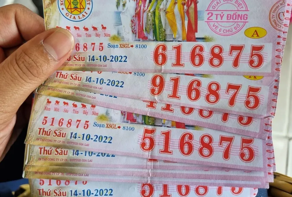 Tám tờ vé số ngày 21-10 của Công ty xổ số kiến thiết tỉnh Gia Lại bị kẻ gian sửa thành ngày 14-10. Ảnh: TN