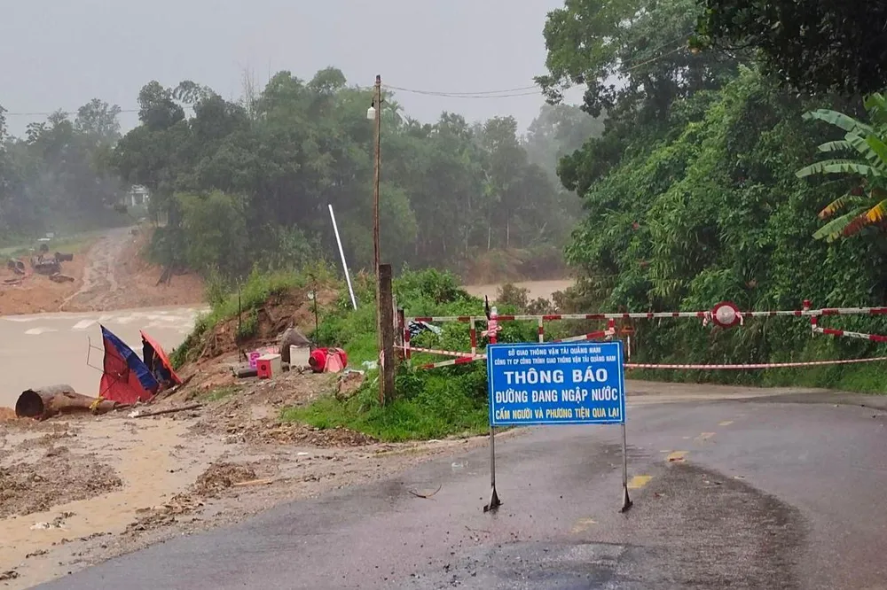 Quốc lộ 40B lên huyện miền núi Nam Trà My bị ngập sâu, chia cắt. Ảnh: TN