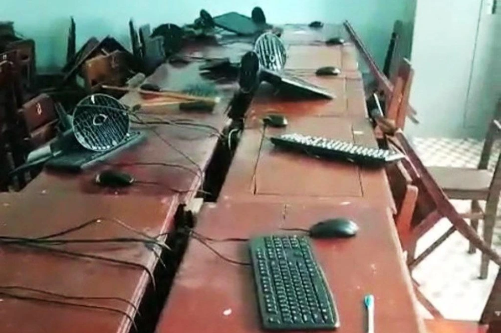 Hệ thống máy tính trong Trường Tiểu học Phan Ngọc Nhân bị đập phá. Ảnh: TN