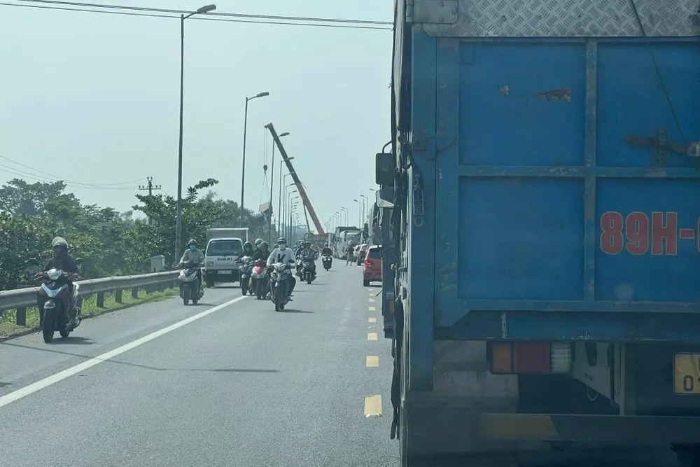 Ô tô xếp hàng dài trên Quốc lộ 1. Ảnh: TN Ô tô xếp hàng dài trên Quốc lộ 1. Ảnh: TN