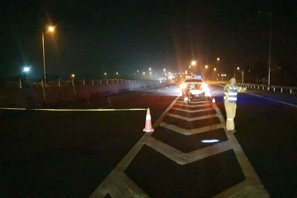 Lực lượng chức năng hướng dẫn phương tiện lưu thông trên Cao tốc Đà Nẵng - Quảng Ngãi. Lực lượng chức năng hướng dẫn phương tiện lưu thông trên Cao tốc Đà Nẵng - Quảng Ngãi.