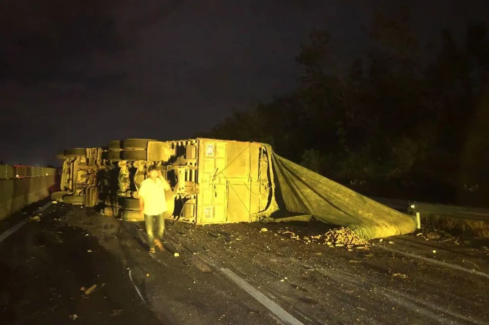 Xe tải lật chắn ngang đường trên Cao tốc Đà Nẵng - Quảng Ngãi. Xe tải lật chắn ngang đường trên Cao tốc Đà Nẵng - Quảng Ngãi.