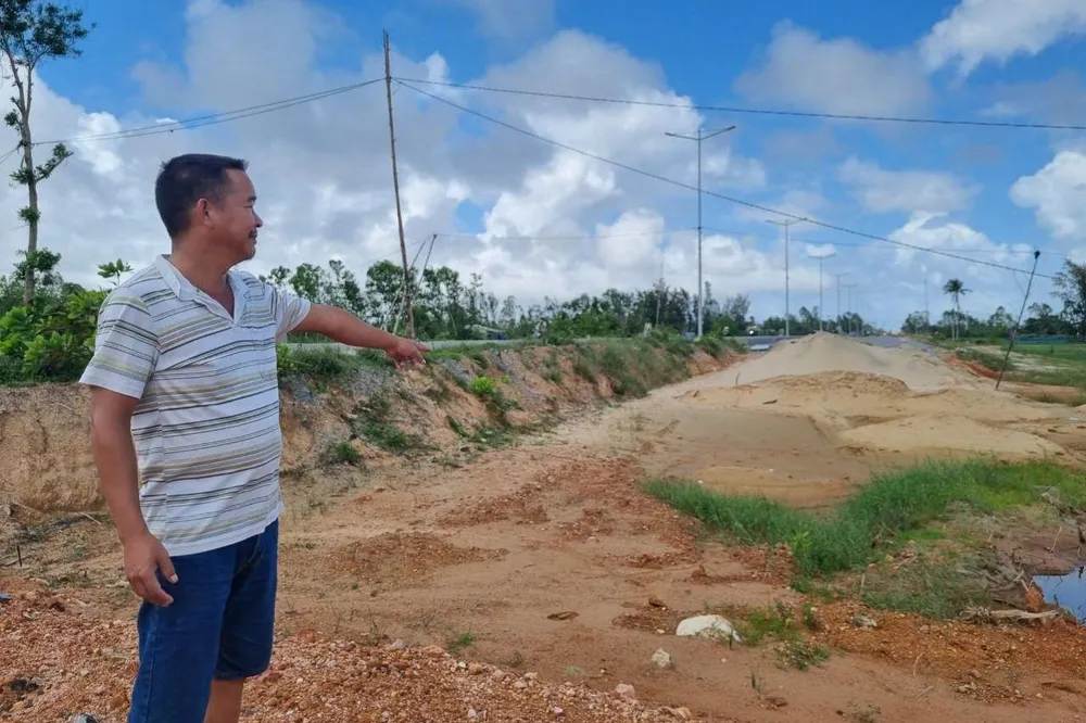 Đoạn đường qua vị trí đất của ông Ngọc chưa thể triển khai thi công. Ảnh: THANH NHẬT