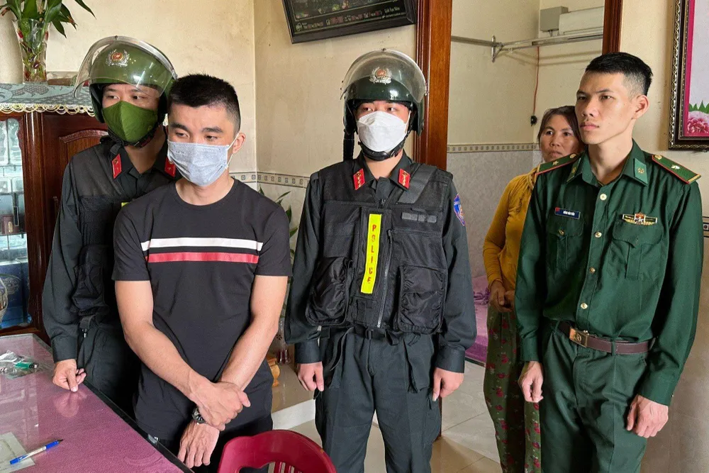 Huỳnh Thanh Tú bị bắt để điều tra về hành vi Tổ chức cho người khác trốn đi nước ngoài. Ảnh: CA