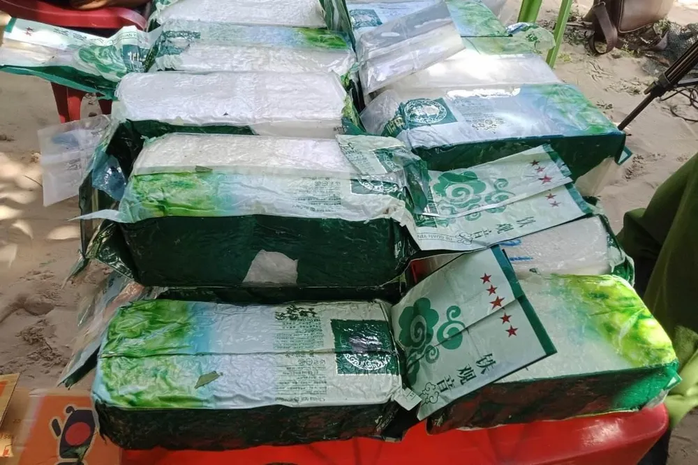 20 gói nghi là ma tuý đá được người dân Quảng Nam trục vớt. 20 gói nghi là ma tuý đá được người dân Quảng Nam trục vớt.