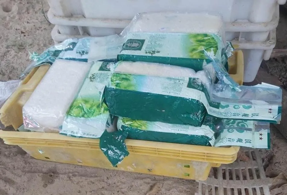 Bên ngoài 20 gói nghi là ma tuý trang trí giống các gói trà. Bên ngoài 20 gói nghi là ma tuý trang trí giống các gói trà.