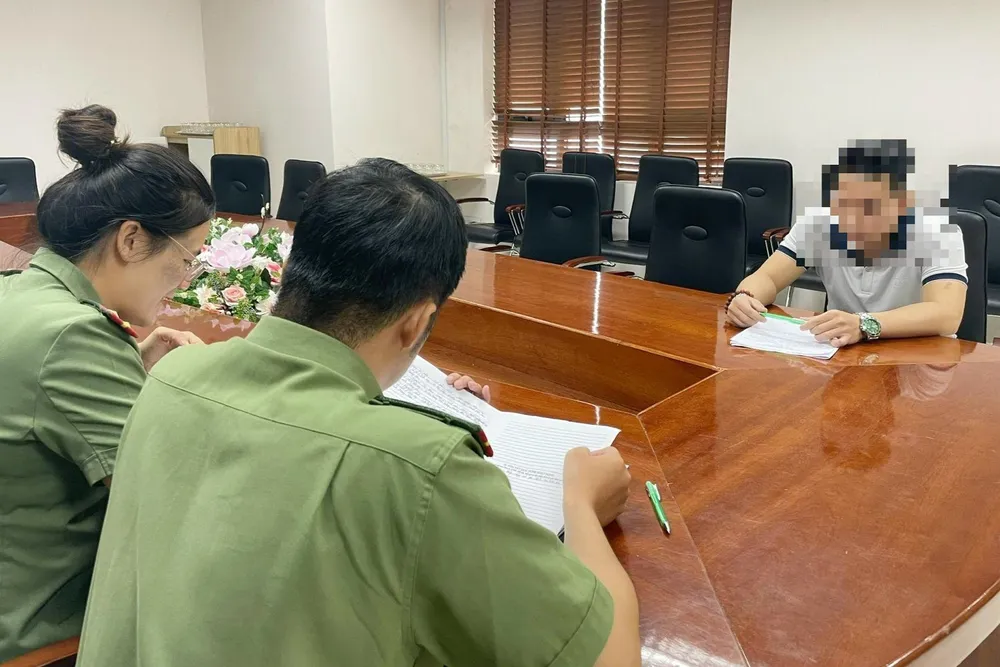 Quản lý Fanpage Tam Kỳ đăng ảnh cháu bé 5 tuổi là nạn nhân trong vụ hai ông cháu bị sát hại bị phạt 5 triệu đồng. Ảnh: CA Quản lý Fanpage Tam Kỳ đăng ảnh cháu bé 5 tuổi là nạn nhân trong vụ hai ông cháu bị sát hại bị phạt 5 triệu đồng. Ảnh: CA