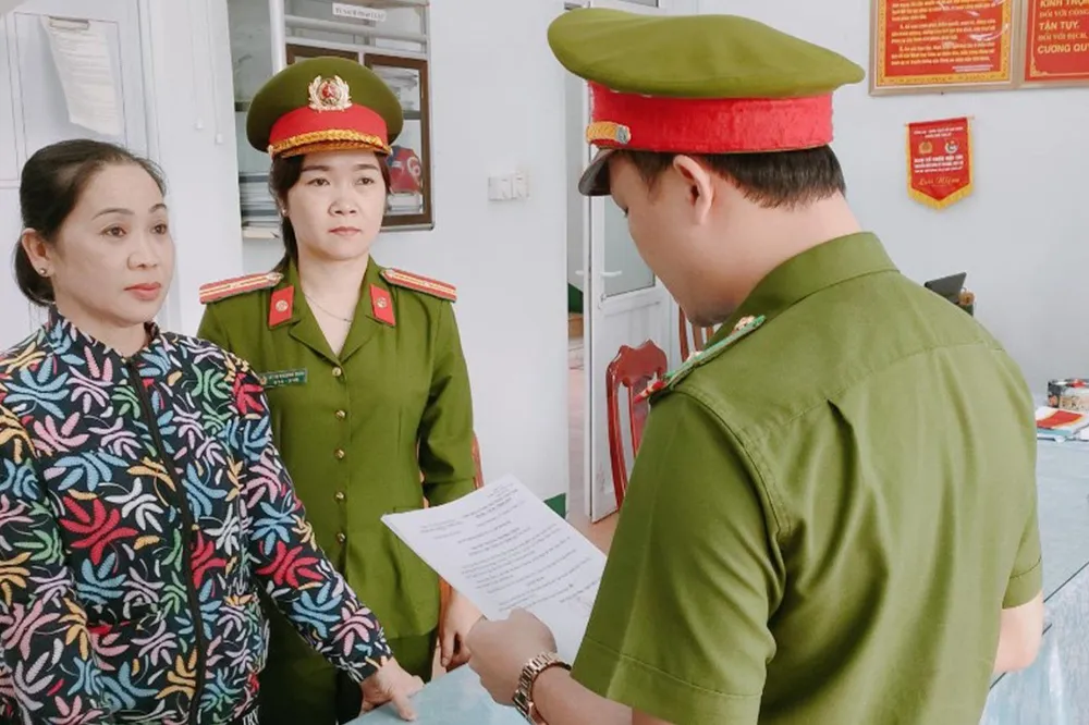 Bị can Nguyễn Thị Kim Phượng bị bắt để điều tra về hành vi lừa đảo chiếm đoạt tài sản. Ảnh: CA Bị can Nguyễn Thị Kim Phượng bị bắt để điều tra về hành vi lừa đảo chiếm đoạt tài sản. Ảnh: CA