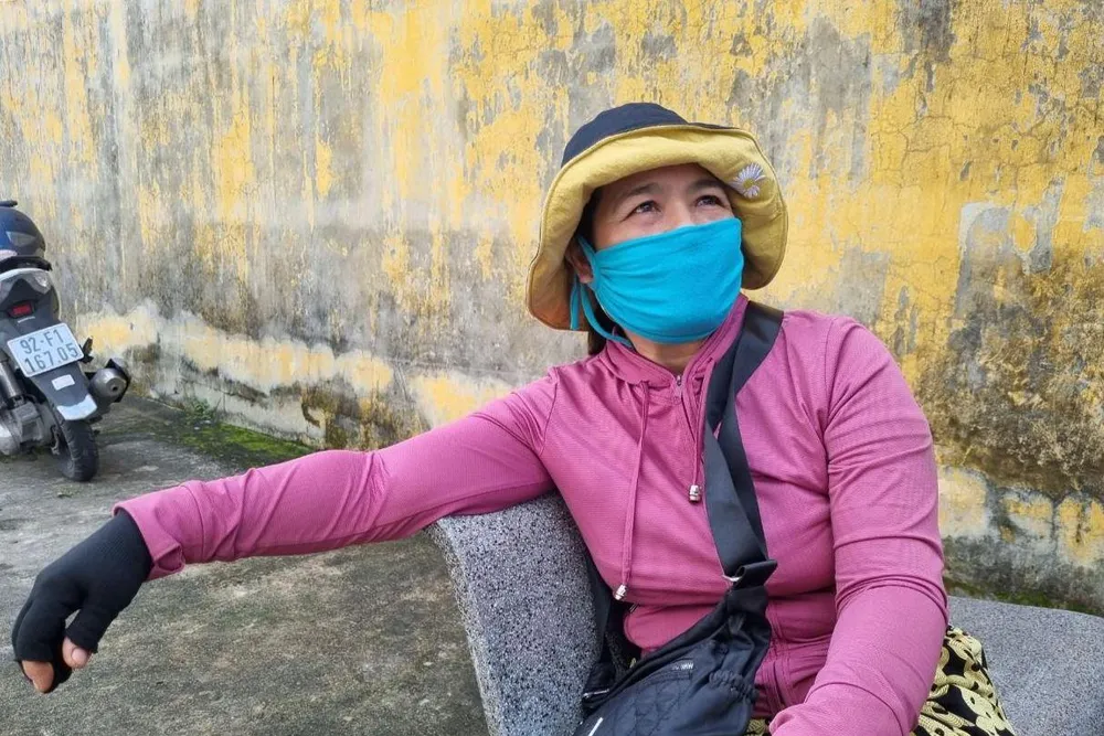 Bà Nguyễn Thị Gái đến cơ quan công an trình báo. Ảnh: TN Bà Nguyễn Thị Gái đến cơ quan công an trình báo. Ảnh: TN