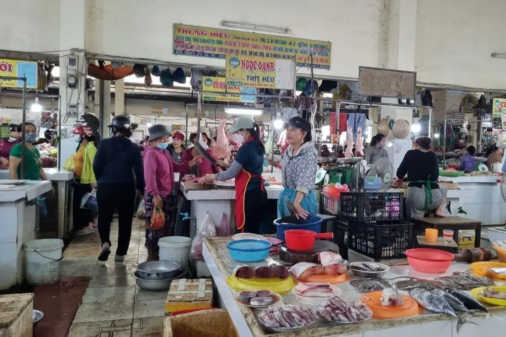 Nhiều tiểu thương bàn tán xôn xao về việc chủ hụi mất liên lạc. Ảnh: TN Nhiều tiểu thương bàn tán xôn xao về việc chủ hụi mất liên lạc. Ảnh: TN