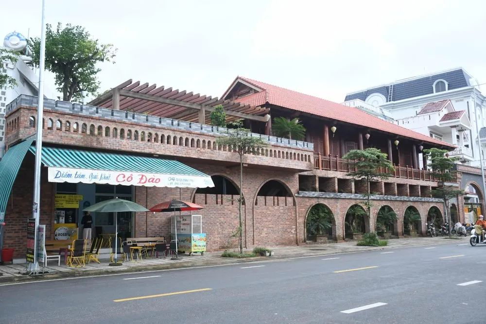 Công trình toạ lạc trên đường Triệu Quang Phục, phần phía sau xây trên đất lúa và đất thuỷ lợi, giao thông do Nhà nước quản lý. Ảnh:TTN